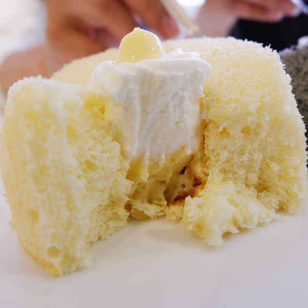 宜蘭全台唯一一間「米」戚風蛋糕專門店。一個月只開七天的白色廚房,用心堅持和擁有自己的想法堆砌起這間工作室,使用在地食材做出有故事的「米」戚風|宜蘭咖啡廳、宜蘭美食