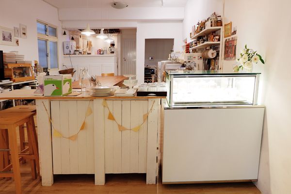 宜蘭全台唯一一間「米」戚風蛋糕專門店。一個月只開七天的白色廚房,用心堅持和擁有自己的想法堆砌起這間工作室,使用在地食材做出有故事的「米」戚風|宜蘭咖啡廳、宜蘭美食