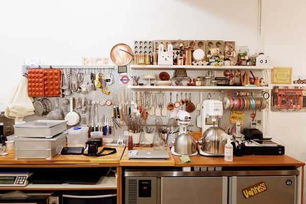 宜蘭全台唯一一間「米」戚風蛋糕專門店。一個月只開七天的白色廚房,用心堅持和擁有自己的想法堆砌起這間工作室,使用在地食材做出有故事的「米」戚風|宜蘭咖啡廳、宜蘭美食