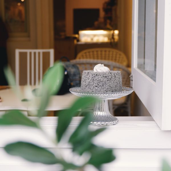 宜蘭全台唯一一間「米」戚風蛋糕專門店。一個月只開七天的白色廚房,用心堅持和擁有自己的想法堆砌起這間工作室,使用在地食材做出有故事的「米」戚風|宜蘭咖啡廳、宜蘭美食