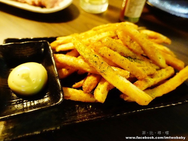 犬衛門居酒屋：【捷運美食】犬衛門居酒屋  大推七味串燒配上特調燒酒，還有賞心悅目的帥店員，這就是美妙的人蔘呀！宵夜解饞聚餐首選 市民大道/國父紀念館站