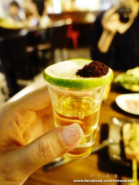 犬衛門居酒屋：【捷運美食】犬衛門居酒屋  大推七味串燒配上特調燒酒，還有賞心悅目的帥店員，這就是美妙的人蔘呀！宵夜解饞聚餐首選 市民大道/國父紀念館站