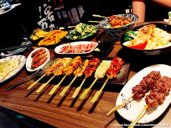 犬衛門居酒屋：【捷運美食】犬衛門居酒屋  大推七味串燒配上特調燒酒，還有賞心悅目的帥店員，這就是美妙的人蔘呀！宵夜解饞聚餐首選 市民大道/國父紀念館站