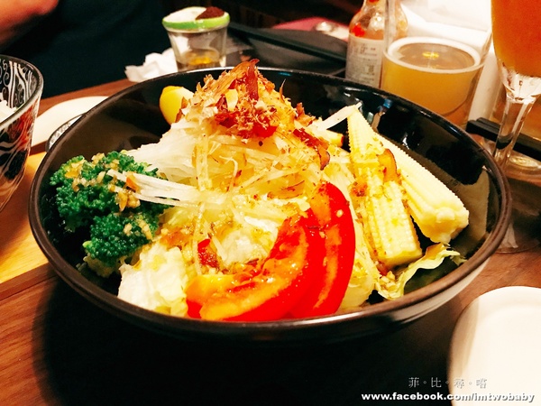 犬衛門居酒屋：【捷運美食】犬衛門居酒屋  大推七味串燒配上特調燒酒，還有賞心悅目的帥店員，這就是美妙的人蔘呀！宵夜解饞聚餐首選 市民大道/國父紀念館站