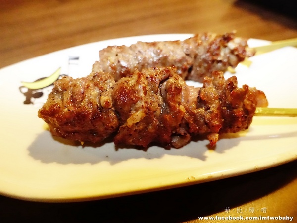 犬衛門居酒屋：【捷運美食】犬衛門居酒屋  大推七味串燒配上特調燒酒，還有賞心悅目的帥店員，這就是美妙的人蔘呀！宵夜解饞聚餐首選 市民大道/國父紀念館站