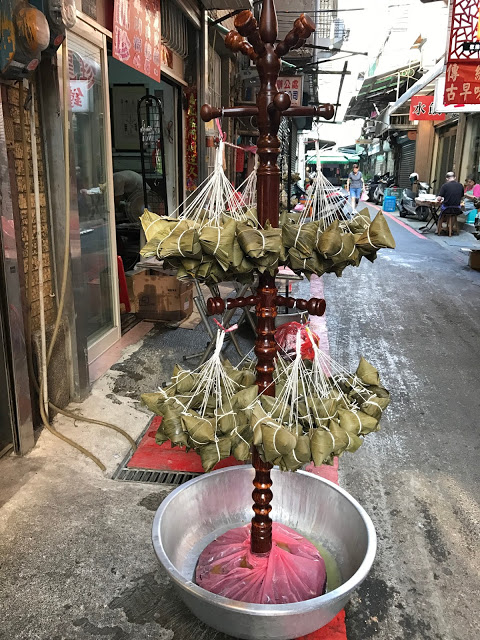 [食記] 新竹 美芳糕餅舖/肉粽。糯米炒得香Q入味的北部粽!
