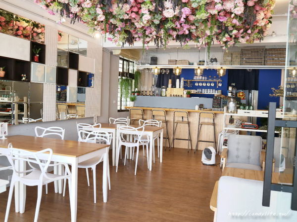 CAFÉ Alfred 愛我的.咖啡:台中美食│CAFÉ Alfred _愛我的.咖啡〃結合乾燥花的早午餐咖啡館,網美必訪IG打卡點~
