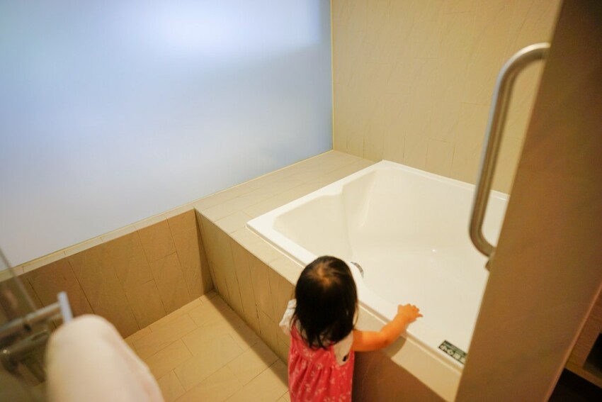 新北旅遊住宿|北海岸親子飯店推薦!薆悅酒店野柳渡假館 400坪親子遊戲室、海鮮自助餐吃到飽 順遊野柳女王頭、野柳海洋公園 - 奇奇一起玩樂趣