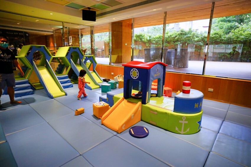 新北旅遊住宿|北海岸親子飯店推薦!薆悅酒店野柳渡假館 400坪親子遊戲室、海鮮自助餐吃到飽 順遊野柳女王頭、野柳海洋公園 - 奇奇一起玩樂趣