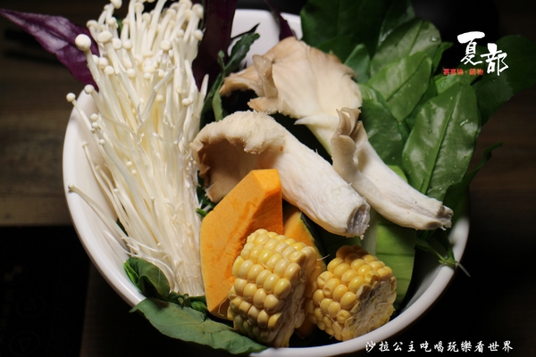 夏部Shabu壽喜燒(台北京華城)：松山新開幕火鍋吃到飽『夏部Shabu壽喜燒-台北京華城店』現調手搖飲料/花東新鮮無污染野菜