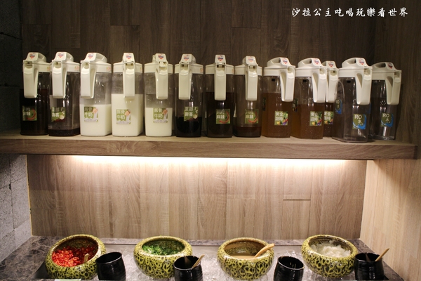 夏部Shabu壽喜燒(台北京華城)：松山新開幕火鍋吃到飽『夏部Shabu壽喜燒-台北京華城店』現調手搖飲料/花東新鮮無污染野菜