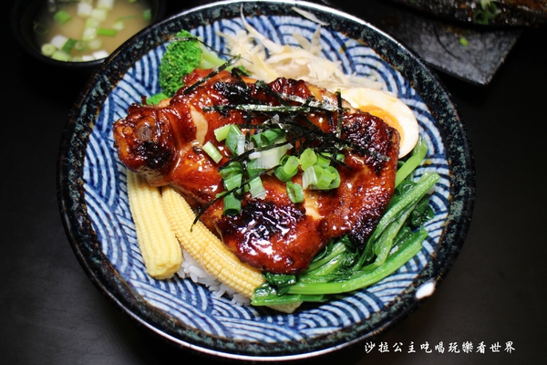 極幻燒肉弁当:板橋丼飯/滿出來的活龍蝦丼飯『極幻 燒肉弁当』平價美食/炙燒雞腿排/外送便當/茶水/味噌湯無限供應