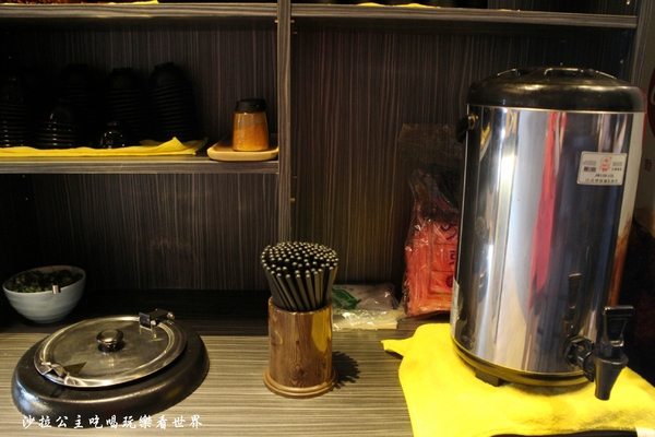 極幻燒肉弁当:板橋丼飯/滿出來的活龍蝦丼飯『極幻 燒肉弁当』平價美食/炙燒雞腿排/外送便當/茶水/味噌湯無限供應