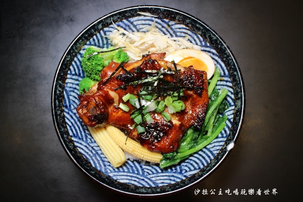 極幻燒肉弁当:板橋丼飯/滿出來的活龍蝦丼飯『極幻 燒肉弁当』平價美食/炙燒雞腿排/外送便當/茶水/味噌湯無限供應