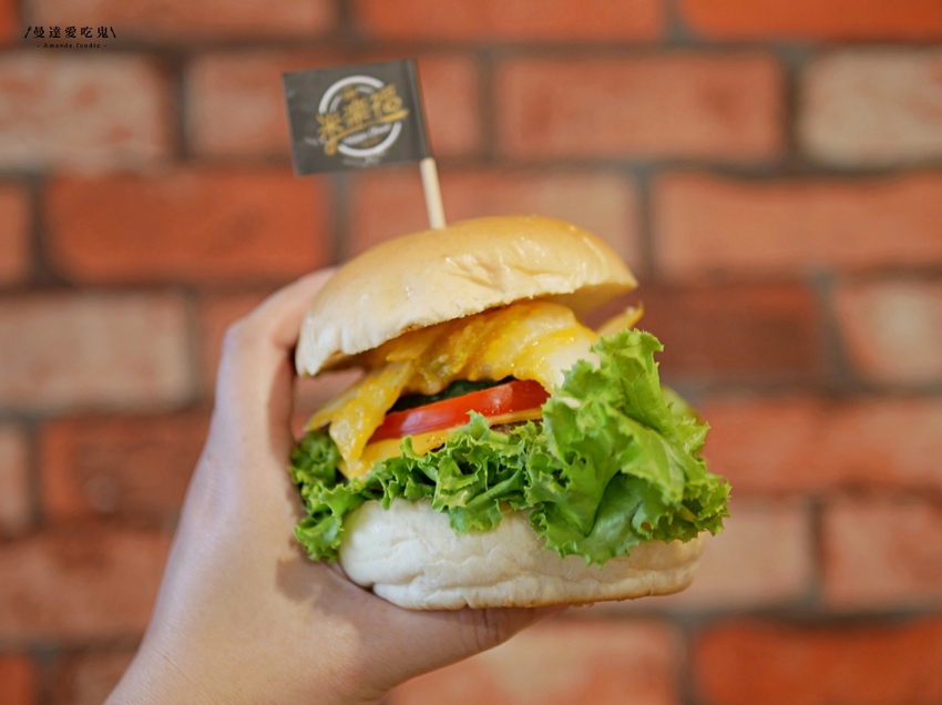 澎湃酥炸雞腿堡、泡菜豬肉堡吃起來『米樂福 Miller Food』巨蛋商圈人氣早午餐推薦！高雄美食｜瑞豐商圈｜高雄早午餐 - 曼達愛吃鬼