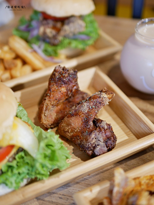 澎湃酥炸雞腿堡、泡菜豬肉堡吃起來『米樂福 Miller Food』巨蛋商圈人氣早午餐推薦！高雄美食｜瑞豐商圈｜高雄早午餐 - 曼達愛吃鬼