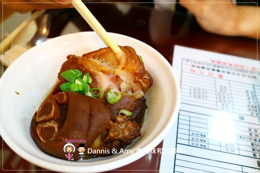 20170603《竹北小吃分享》爆師傅爌肉飯。台灣傳統美食小吃。招牌爌肉飯。香Q豬腳。炒米粉｜台中人才知道的東泉辣椒醬（影片） (11).jpg