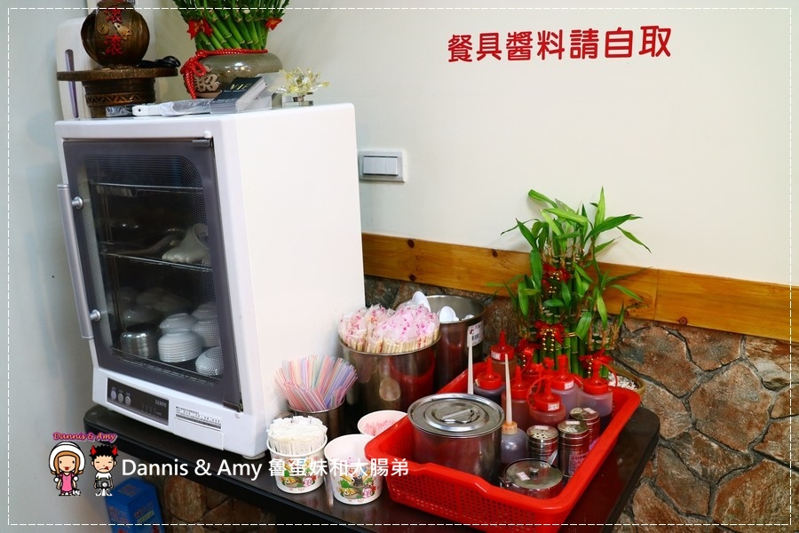 20170603《竹北小吃分享》爆師傅爌肉飯。台灣傳統美食小吃。招牌爌肉飯。香Q豬腳。炒米粉｜台中人才知道的東泉辣椒醬（影片） (36).jpg