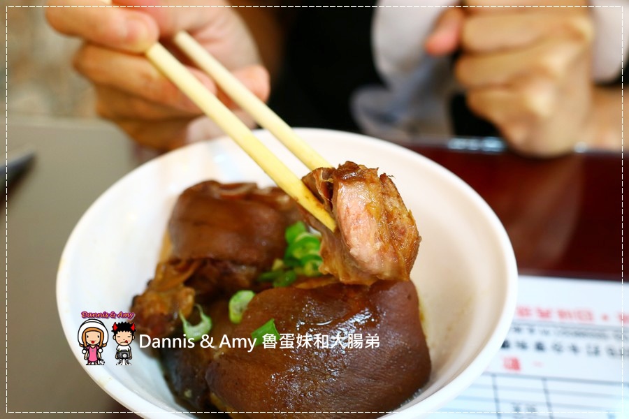 20170603《竹北小吃分享》爆師傅爌肉飯。台灣傳統美食小吃。招牌爌肉飯。香Q豬腳。炒米粉｜台中人才知道的東泉辣椒醬（影片） (10).jpg