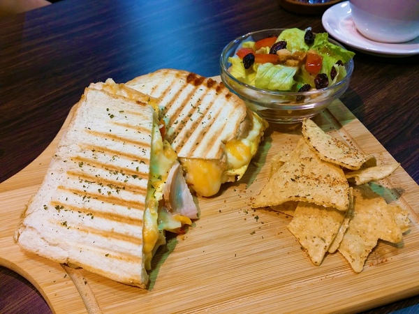 先喝咖啡(高雄大遠百)：First, Coffee 先喝咖啡-高雄大遠百