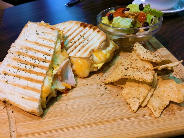 先喝咖啡(高雄大遠百)：First, Coffee 先喝咖啡-高雄大遠百