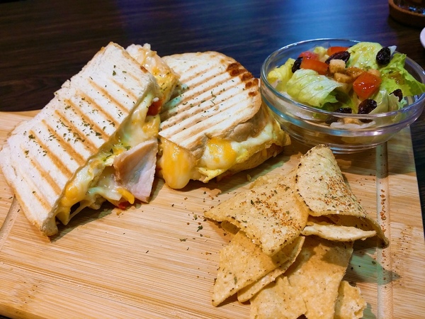 先喝咖啡(高雄大遠百)：First, Coffee 先喝咖啡-高雄大遠百