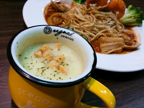 先喝咖啡(高雄大遠百)：First, Coffee 先喝咖啡-高雄大遠百