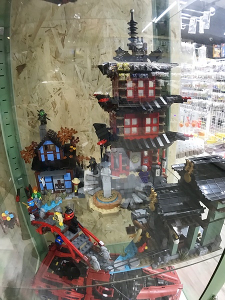 公主樂糕殿：全台最大樂高店！公主樂糕殿樂高親子主題餐廳 讓你一邊欣賞樂高作品一邊享用美食的樂高天堂 趕快來挖寶吧！(文末抽獎)