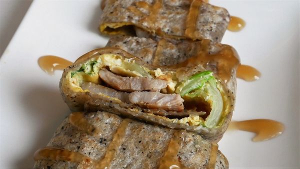 【台南市-中西區】高CP值的平底鍋端上桌啦！『濰克早午餐-五妃店』插旗臺南大學美食街，份量大內容多~揪揪同學吃早午餐的好去處^Q^~