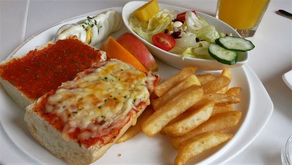 【台南市-中西區】高CP值的平底鍋端上桌啦！『濰克早午餐-五妃店』插旗臺南大學美食街，份量大內容多~揪揪同學吃早午餐的好去處^Q^~