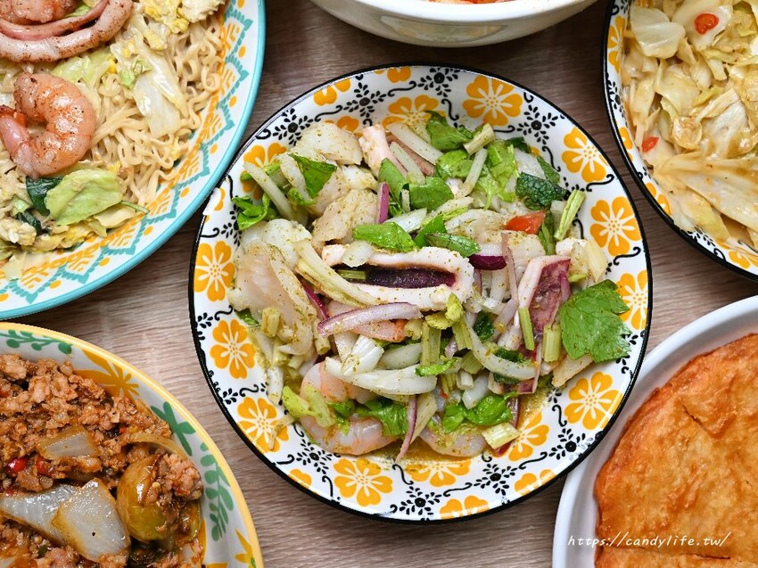 泰小葉泰式風味小食|一到用餐時間就爆多人的平價泰式料理,激推打拋茄子豬飯,還有隱藏版綠咖哩炒泡麵~