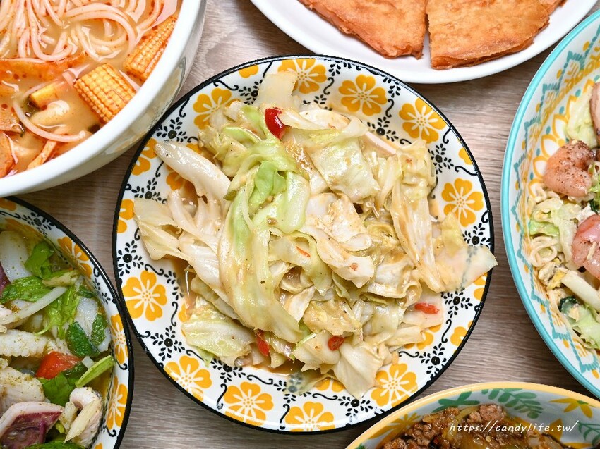 泰小葉泰式風味小食|一到用餐時間就爆多人的平價泰式料理,激推打拋茄子豬飯,還有隱藏版綠咖哩炒泡麵~