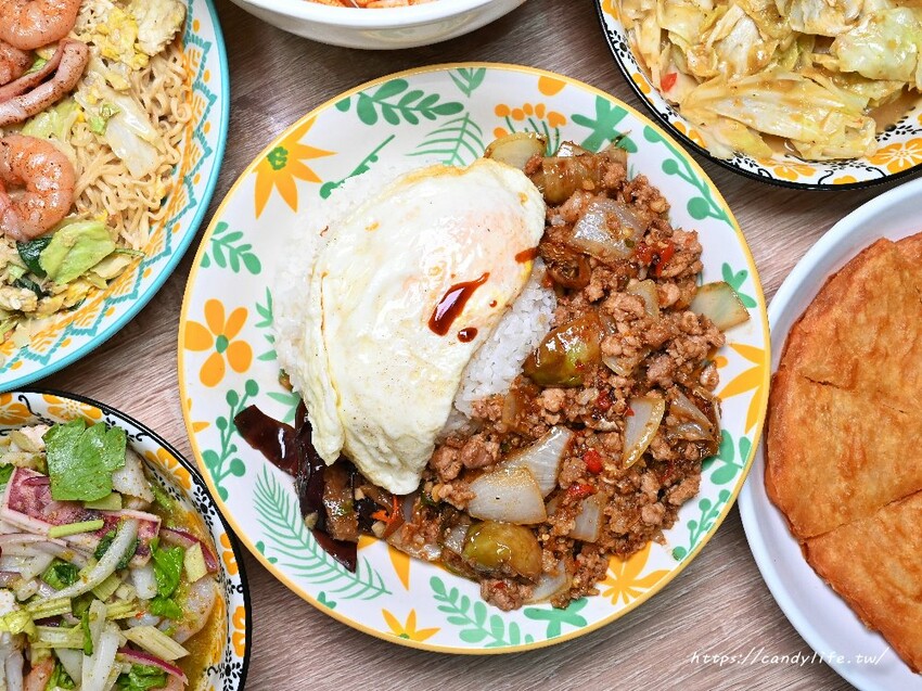 泰小葉泰式風味小食|一到用餐時間就爆多人的平價泰式料理,激推打拋茄子豬飯,還有隱藏版綠咖哩炒泡麵~