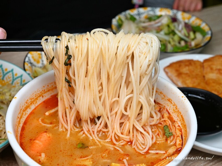 泰小葉泰式風味小食|一到用餐時間就爆多人的平價泰式料理,激推打拋茄子豬飯,還有隱藏版綠咖哩炒泡麵~