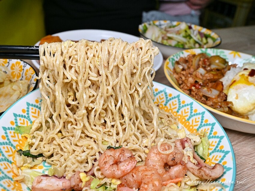 泰小葉泰式風味小食|一到用餐時間就爆多人的平價泰式料理,激推打拋茄子豬飯,還有隱藏版綠咖哩炒泡麵~