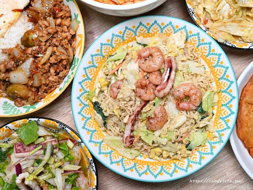 泰小葉泰式風味小食|一到用餐時間就爆多人的平價泰式料理,激推打拋茄子豬飯,還有隱藏版綠咖哩炒泡麵~