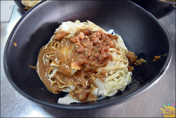 立偉麻醬館麵食（太原店）：台中北屯平價古早味。立偉麵食太原店。媒體報導一麵三吃30年老店自製麻醬無限供應吃到飽@商妮吃喝遊樂