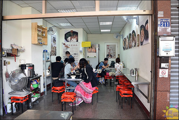 立偉麻醬館麵食（太原店）：台中北屯平價古早味。立偉麵食太原店。媒體報導一麵三吃30年老店自製麻醬無限供應吃到飽@商妮吃喝遊樂