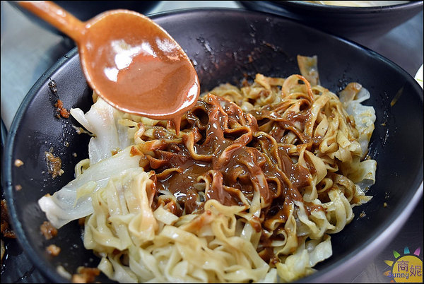 立偉麻醬館麵食（太原店）：台中北屯平價古早味。立偉麵食太原店。媒體報導一麵三吃30年老店自製麻醬無限供應吃到飽@商妮吃喝遊樂