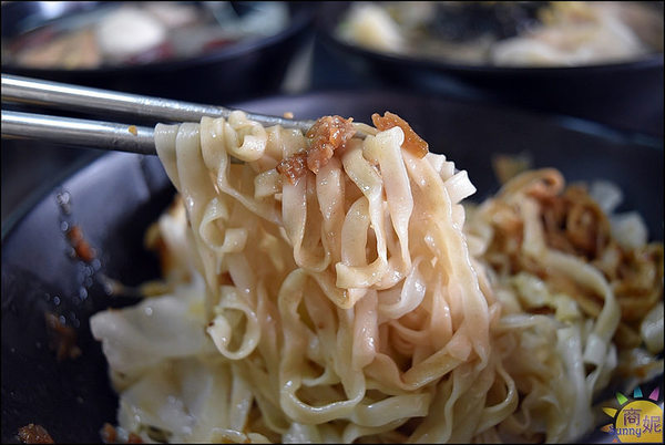 立偉麻醬館麵食（太原店）：台中北屯平價古早味。立偉麵食太原店。媒體報導一麵三吃30年老店自製麻醬無限供應吃到飽@商妮吃喝遊樂