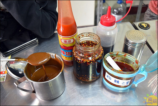 立偉麻醬館麵食（太原店）：台中北屯平價古早味。立偉麵食太原店。媒體報導一麵三吃30年老店自製麻醬無限供應吃到飽@商妮吃喝遊樂