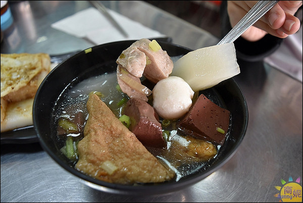 立偉麻醬館麵食（太原店）：台中北屯平價古早味。立偉麵食太原店。媒體報導一麵三吃30年老店自製麻醬無限供應吃到飽@商妮吃喝遊樂