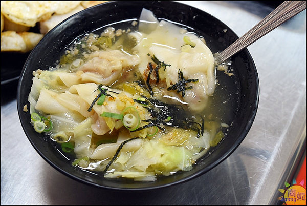 立偉麻醬館麵食（太原店）：台中北屯平價古早味。立偉麵食太原店。媒體報導一麵三吃30年老店自製麻醬無限供應吃到飽@商妮吃喝遊樂