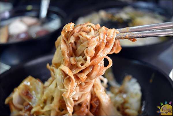 立偉麻醬館麵食（太原店）：台中北屯平價古早味。立偉麵食太原店。媒體報導一麵三吃30年老店自製麻醬無限供應吃到飽@商妮吃喝遊樂