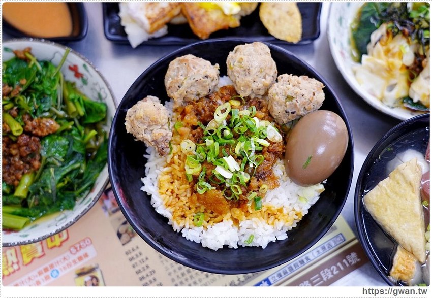 台中經典一麵三吃，香濃麻醬任你淋、滿滿料的綜合湯還可以免費加湯