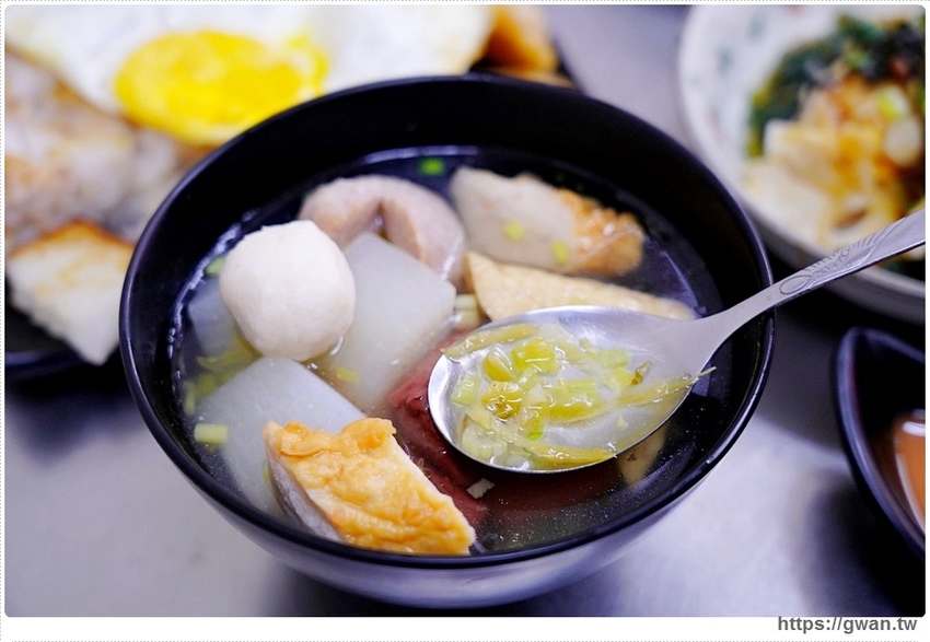 台中經典一麵三吃，香濃麻醬任你淋、滿滿料的綜合湯還可以免費加湯