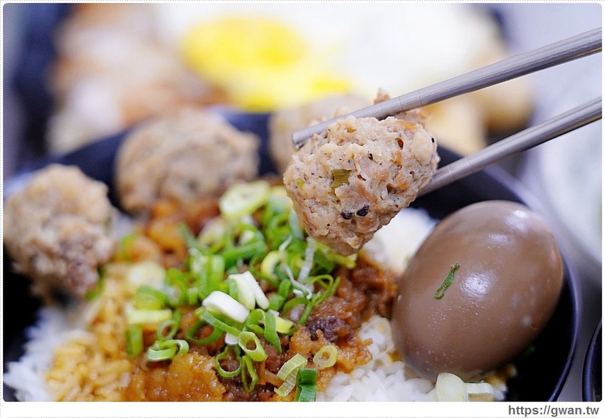 台中經典一麵三吃，香濃麻醬任你淋、滿滿料的綜合湯還可以免費加湯