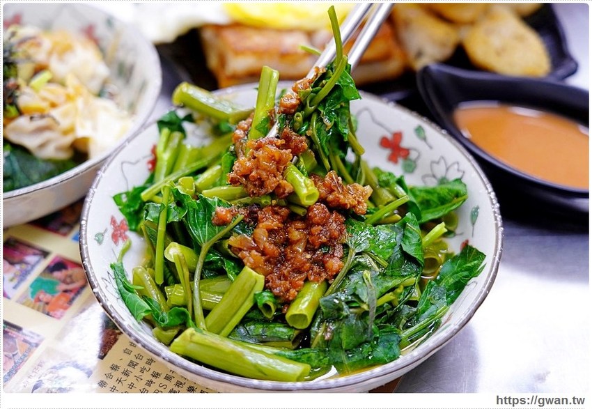 台中經典一麵三吃，香濃麻醬任你淋、滿滿料的綜合湯還可以免費加湯