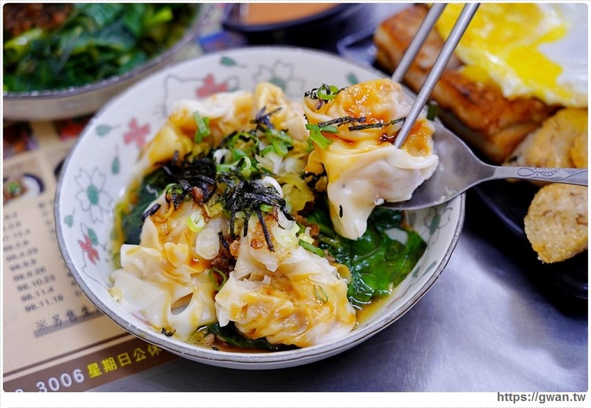 台中經典一麵三吃，香濃麻醬任你淋、滿滿料的綜合湯還可以免費加湯