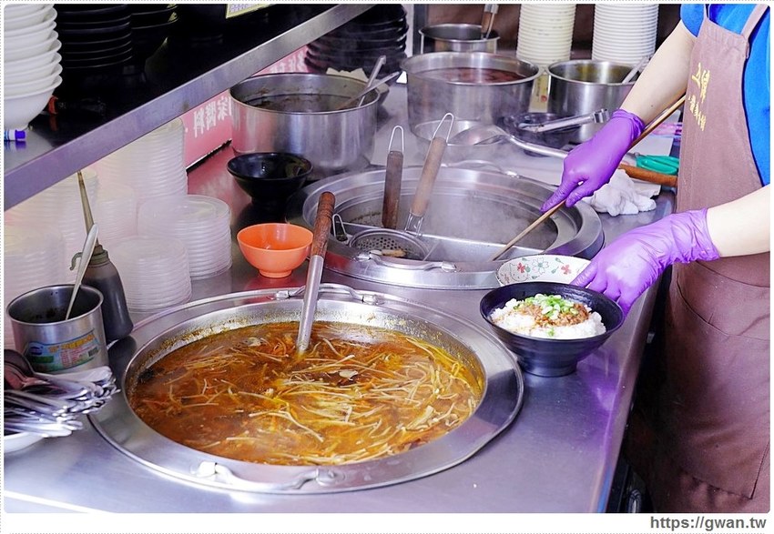 台中經典一麵三吃，香濃麻醬任你淋、滿滿料的綜合湯還可以免費加湯